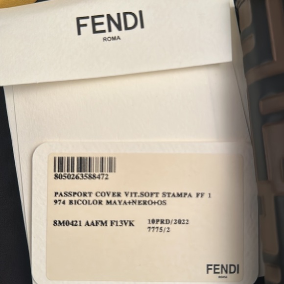 Fendi FF passport cover NIB - Picture 3 of 7